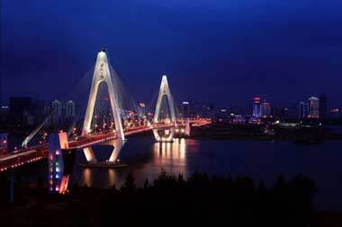 照明让桥梁在夜晚很亮很美丽(组图)